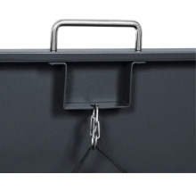 Vue détaillée d'un boîtier métallique anthracite avec une poignée argentée, un support et une chaîne.