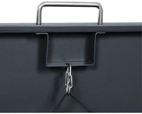 Vue détaillée d'un boîtier métallique anthracite avec une poignée argentée, un support et une chaîne.