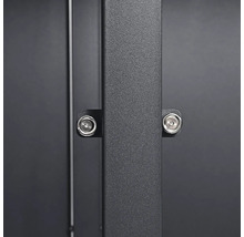 Détail d'un raccord de poteau métallique avec deux vis à six pans creux.