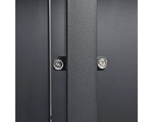 Détail d'un raccord de poteau métallique avec deux vis à six pans creux.