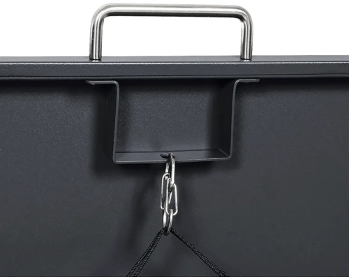 Vue détaillée d une structure métallique noire avec poignée argentée, support et chaîne métallique avec des cordons noirs.