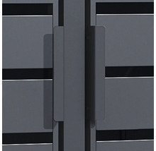 Gros plan d une poignée métallique rectangulaire sur un portail anthracite avec des lattes horizontales.