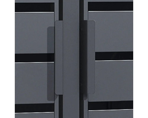 Gros plan d une poignée métallique rectangulaire sur un portail anthracite avec des lattes horizontales.