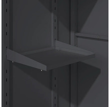 Tablette métallique réglable pour armoires à outils avec parois latérales inclinées en gris foncé.