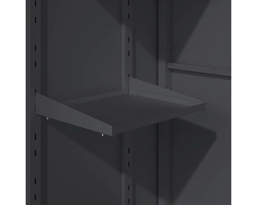 Tablette métallique réglable pour armoires à outils avec parois latérales inclinées en gris foncé.