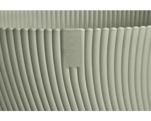 Detailaufnahme eines Elho Pflanzgefäßes mit gerippter Oberflächenstruktur und Elho Logo.