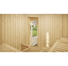 Innenansicht einer Sauna mit hellen Holzpaneelen, Holzbänken und offener Tür mit Blick in den Garten.