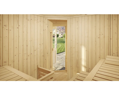 Innenansicht einer Sauna mit hellen Holzpaneelen, Holzbänken und offener Tür mit Blick in den Garten.