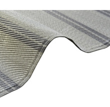 Nahaufnahme einer gewebten grauen Kunststoffmatte mit verstärktem Rand.