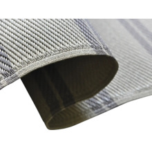 Detailansicht einer gewebten Kunststoffmatte mit einem Kettelrand.