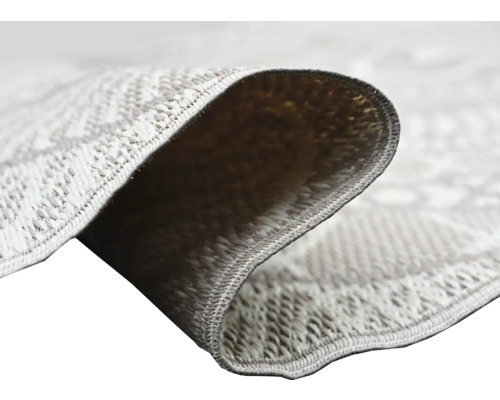 Nahaufnahme eines gewebten Teppichs mit detaillierter Oberflächenstruktur und geketteltem Rand.