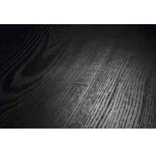 Detailansicht einer dunklen Holzoberfläche mit strukturierter Maserung für Bodenbeläge oder Möbel.