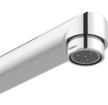 Nahaufnahme eines verchromten Wasserhahnauslaufs mit eingebautem Strahlregler und Wabenstruktur.