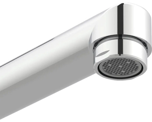 Nahaufnahme eines verchromten Wasserhahnauslaufs mit eingebautem Strahlregler und Wabenstruktur.