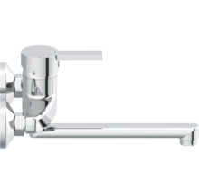 Verchromte Wandarmatur mit Einhebelmischer und langem Schwenkauslauf für Spültische.