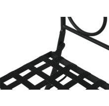 Détail d'une chaise pliante en métal noir montrant l'assise en treillis et le mécanisme de charnière.