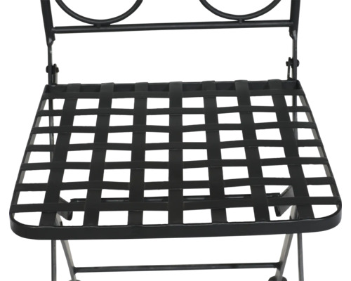 Assise d une chaise pliante en métal noir avec un motif de grille en bandes métalliques entrelacées.