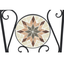 Vue détaillée du dossier d'une chaise de jardin en métal avec une étoile en mosaïque circulaire en brun et beige.