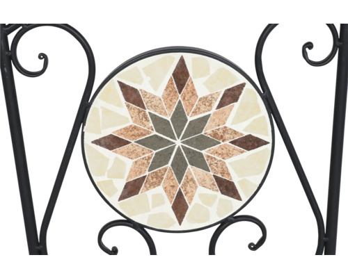 Vue détaillée du dossier d'une chaise de jardin en métal avec une étoile en mosaïque circulaire en brun et beige.