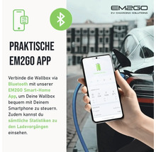 Smartphone mit EM2GO App zur Steuerung der Wallbox via Bluetooth mit Ladeübersicht vor einem Elektroauto