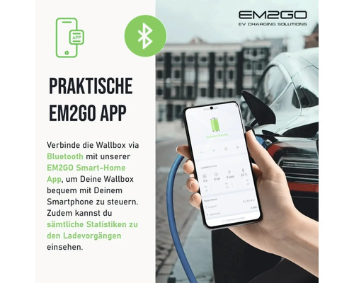 Smartphone mit EM2GO App zur Steuerung der Wallbox via Bluetooth mit Ladeübersicht vor einem Elektroauto