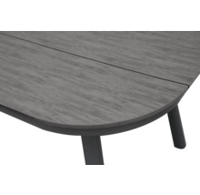 Detailansicht einer Tischplatte mit grauer Holzstruktur, abgerundeten Ecken und schwarzen Tischbeinen.