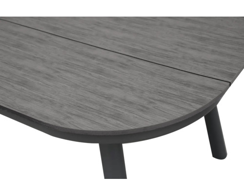 Detailansicht einer Tischplatte mit grauer Holzstruktur, abgerundeten Ecken und schwarzen Tischbeinen.