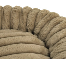 Gros plan d'un matériau doux et pelucheux à structure côtelée en beige pour un panier pour animaux.