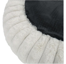 Vue détaillée d'un panier pour animaux avec peluche blanche côtelée et dessous antidérapant noir à picots.
