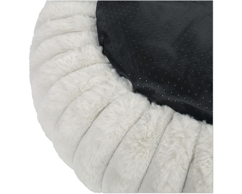 Vue détaillée d'un panier pour animaux avec peluche blanche côtelée et dessous antidérapant noir à picots.