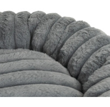 Gros plan d'un panier pour animaux gris et duveteux avec une structure nervurée en peluche douce.