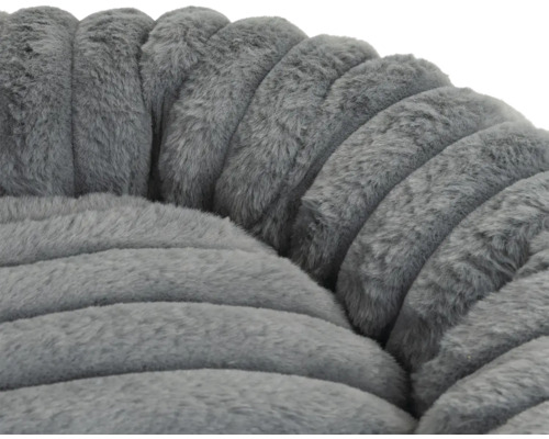 Gros plan d'un panier pour animaux gris et duveteux avec une structure nervurée en peluche douce.