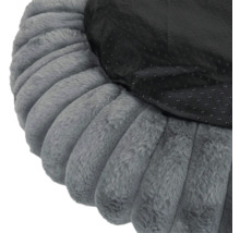 Vue détaillée d'un panier pour animaux avec revêtement en peluche grise côtelée et dessous antidérapant noir à picots.