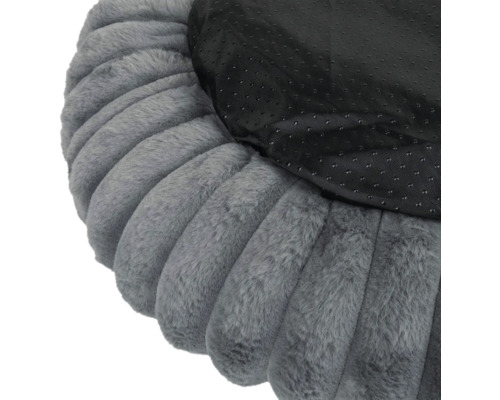Vue détaillée d'un panier pour animaux avec revêtement en peluche grise côtelée et dessous antidérapant noir à picots.
