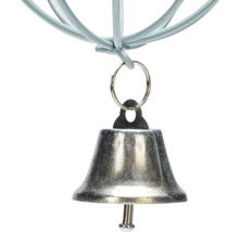 Kleine dekorative Metallglocke mit Klöppel, befestigt an einer Drahtstruktur.