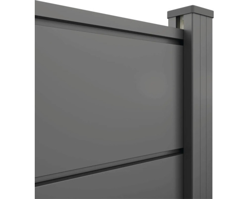 Gros plan d'un panneau de clôture brise-vue en aluminium avec poteau en anthracite.