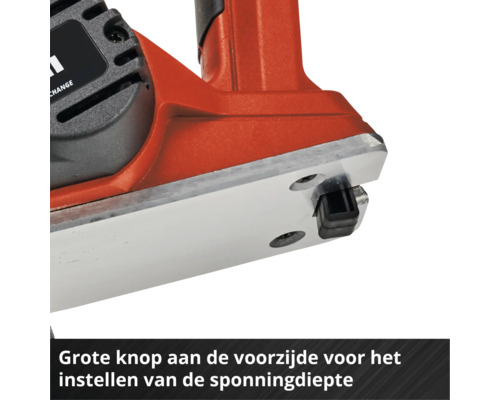 Detailansicht eines roten Elektrohobels mit Fokus auf die Grundplatte und den Bereich zur Einstellung der Falztiefe.