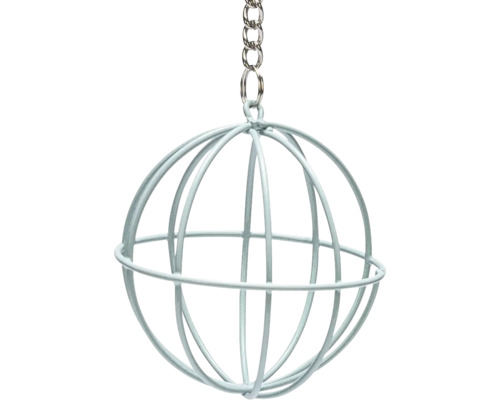 Kugelförmiger Meisenknödelhalter aus Metalldraht mit Kette zum Aufhängen.