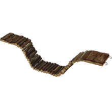 Biegsame Holzbrücke für Kleintiere aus Naturholz mit Rinde und Metallhaken.