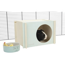 Maison en bois pour cochons d'Inde avec ouverture circulaire dans une cage pour petits animaux.