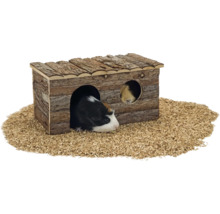 Kleintierhaus aus Naturholz mit Rinde, einem Eingang und einem runden Fenster, stehend auf Kleintierstreu mit zwei Meerschweinchen.