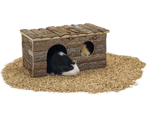 Kleintierhaus aus Naturholz mit Rinde, einem Eingang und einem runden Fenster, stehend auf Kleintierstreu mit zwei Meerschweinchen.