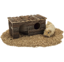 Nagerhaus aus Naturholz mit Rindenbesatz, Rundbogeneingang und Fenster, neben einem Meerschweinchen auf Kleintierstreu.