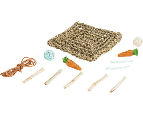 Kleintierspielzeug-Set aus Naturmaterialien mit Grasmatte, Weidenbällen, Karottenspielzeugen und Holzstäbchen.