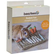 Beeztees Rodent Fun Nagetier-Spielmatte, Verpackung mit Kaninchen auf geflochtener Matte und Kauspielzeug.