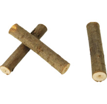 Drei Naturholzstäbe mit Rinde.