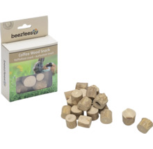 Beeztees Kaffeeholz Snack für Kleintiere, Naturprodukt, kleine Holzstücke neben der Verpackung mit Beeztees Logo.
