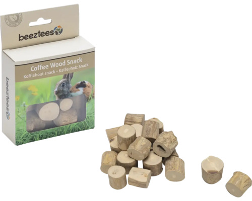 Beeztees Kaffeeholz Snack für Kleintiere, Naturprodukt, kleine Holzstücke neben der Verpackung mit Beeztees Logo.