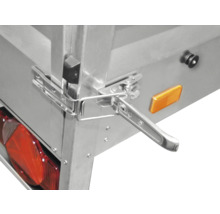 Metallischer Winkelhebelverschluss an der Bordwand eines Anhängers zur sicheren Verriegelung.