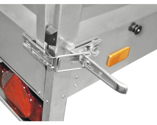 Metallischer Winkelhebelverschluss an der Bordwand eines Anhängers zur sicheren Verriegelung.